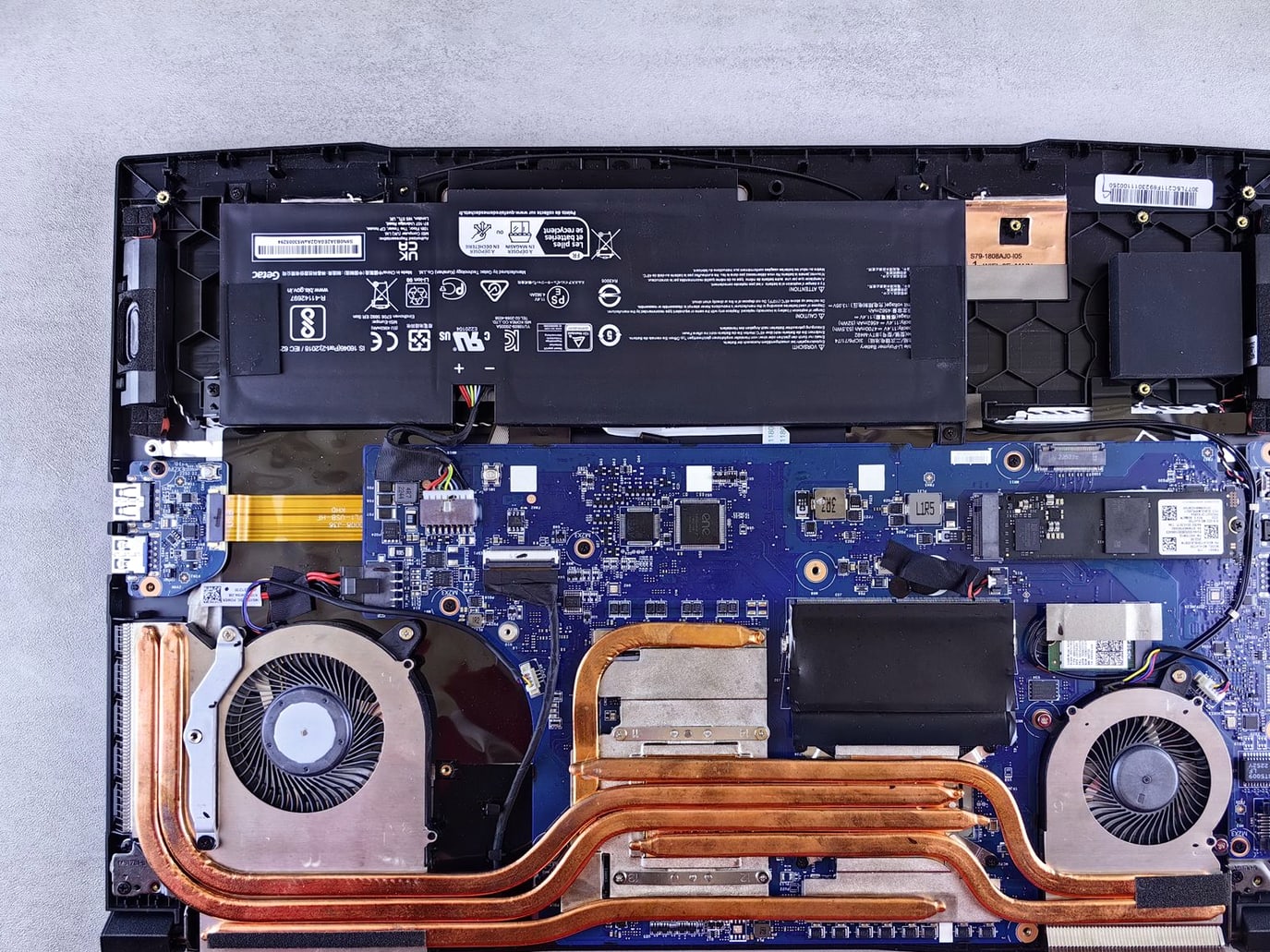 Notebook aberto para manutenção mostrando componentes internos